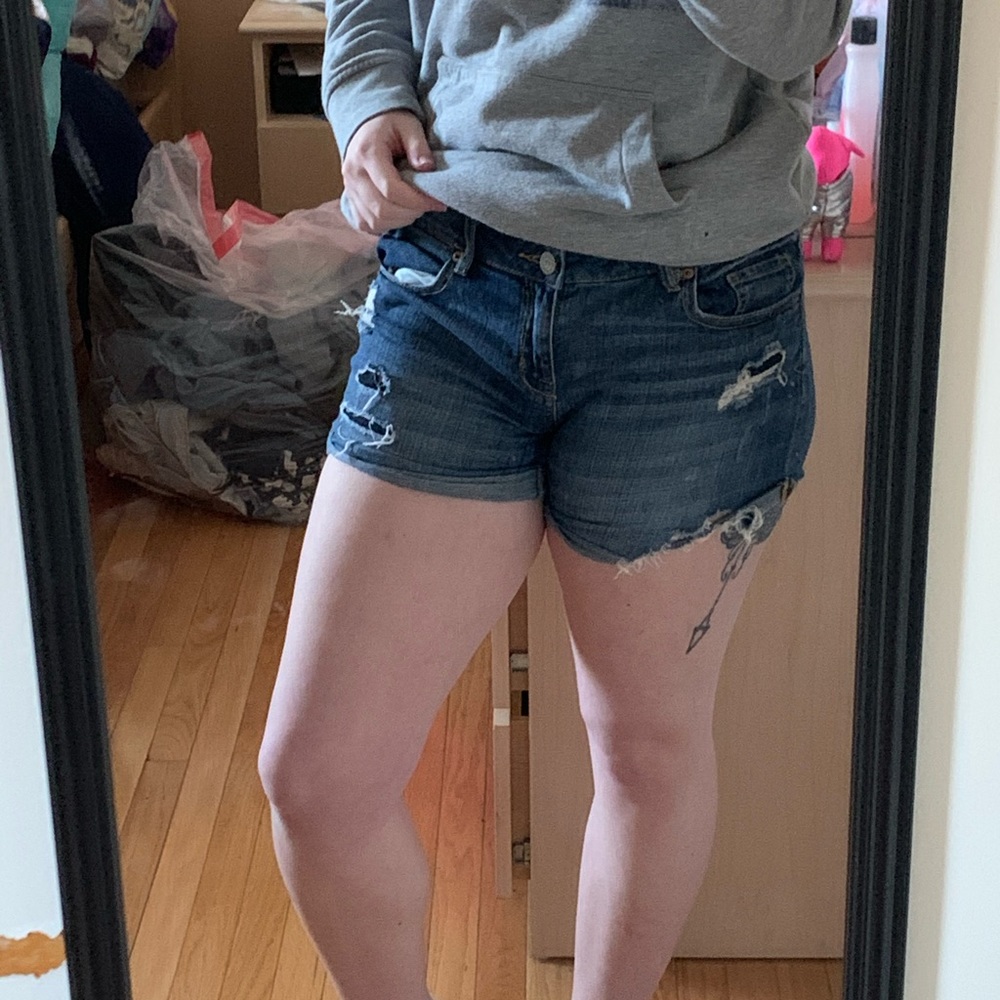 Lightly distressed shorts - Picture 2 of 7